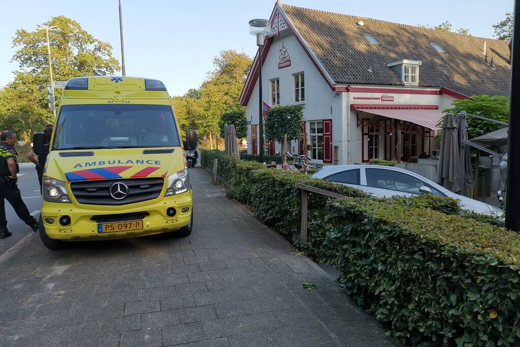 Auto vliegt terras pannenkoekenhuis Den Strooper op