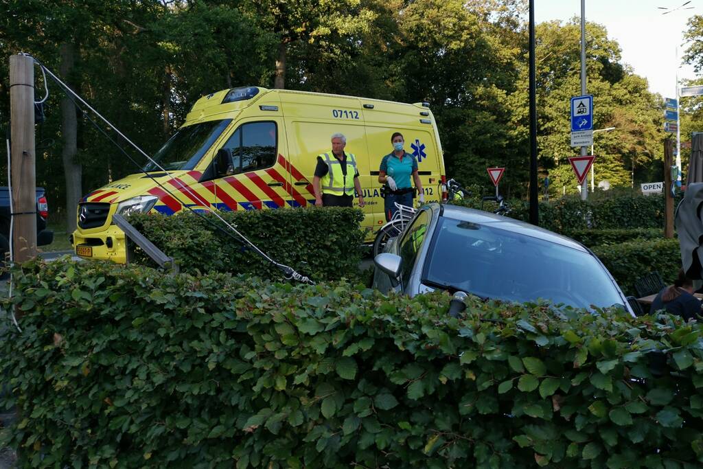 Auto vliegt terras pannenkoekenhuis Den Strooper op