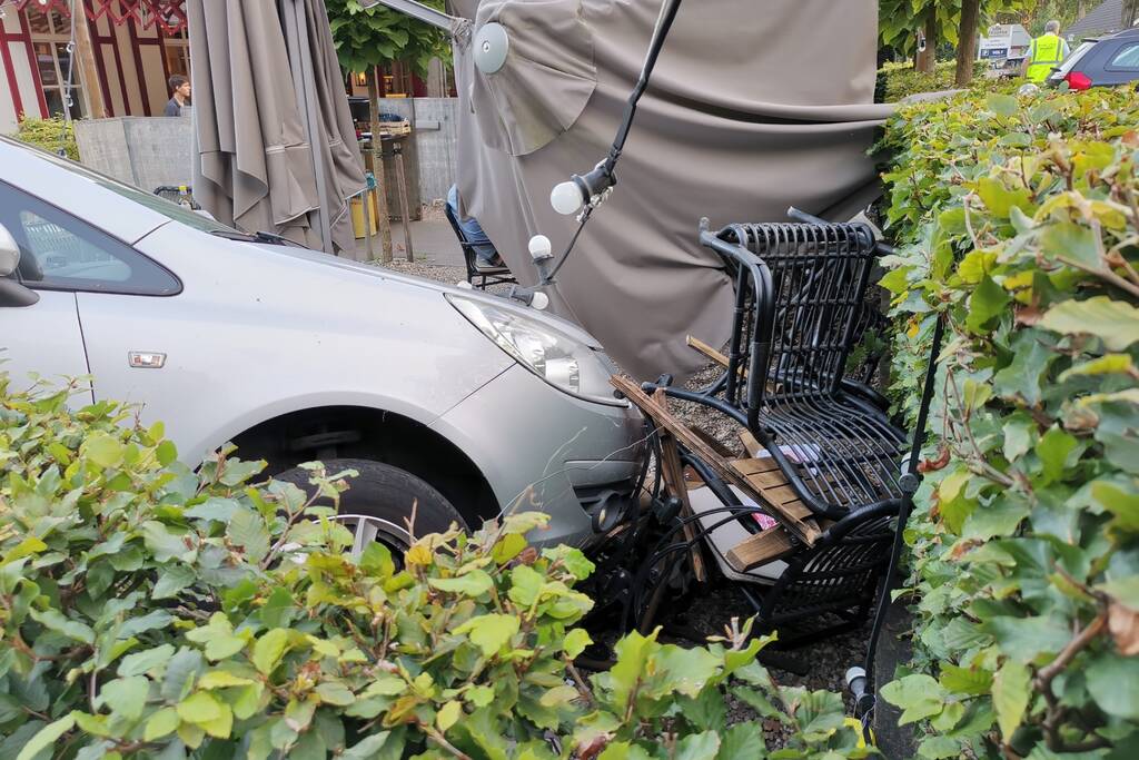 Auto vliegt terras pannenkoekenhuis Den Strooper op