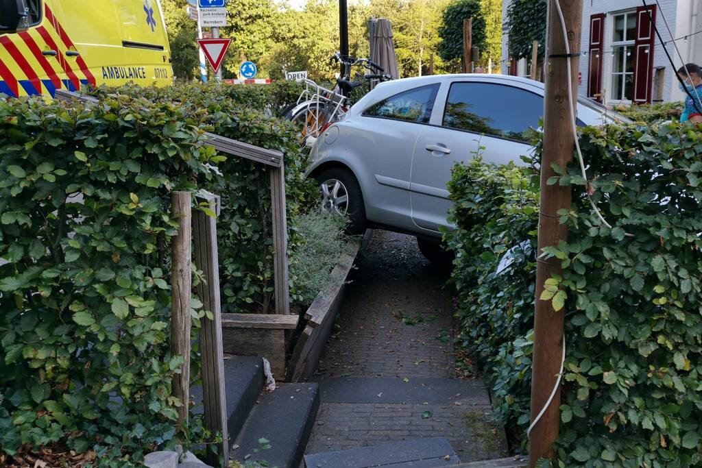 Auto vliegt terras pannenkoekenhuis Den Strooper op