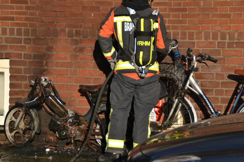Appartementen beschadigd door scooterbrand