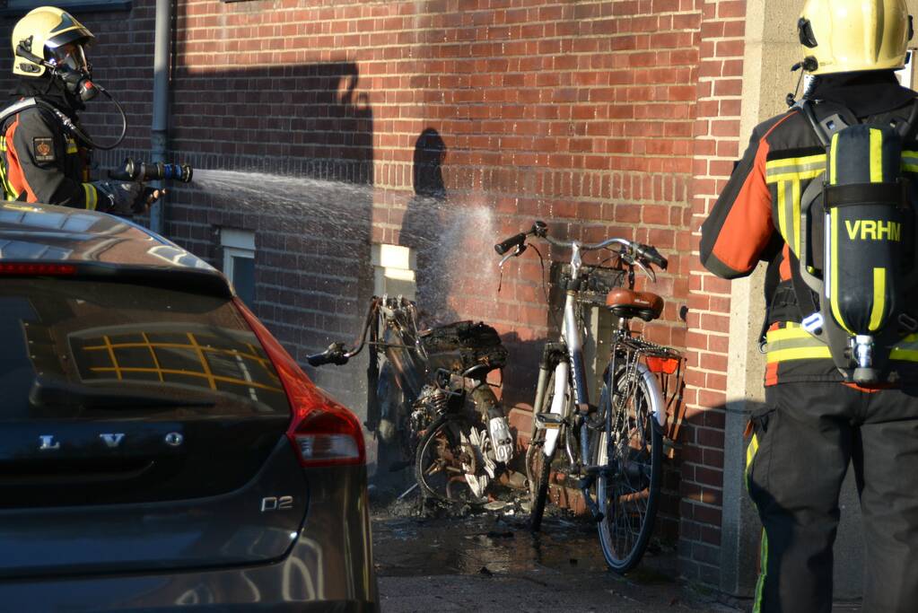 Appartementen beschadigd door scooterbrand