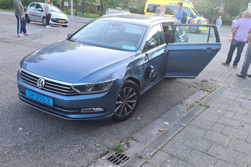 Taxi en scooter botsen op kruising