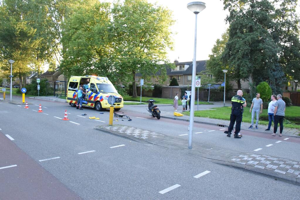 Taxi en scooter botsen op kruising