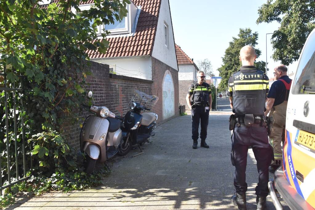 Brandweer helpt politie met doorknippen hangslot van gestolen scooter