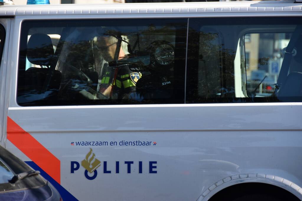 Brandweer helpt politie met doorknippen hangslot van gestolen scooter