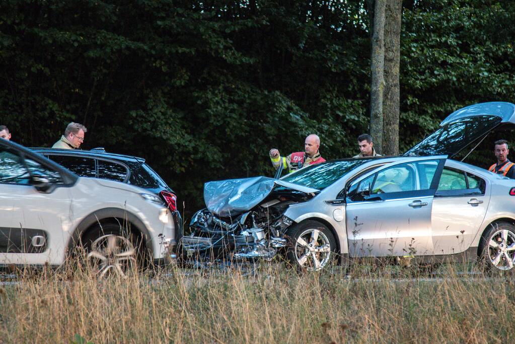Meerdere voertuigen betrokken bij kop-staart botsing
