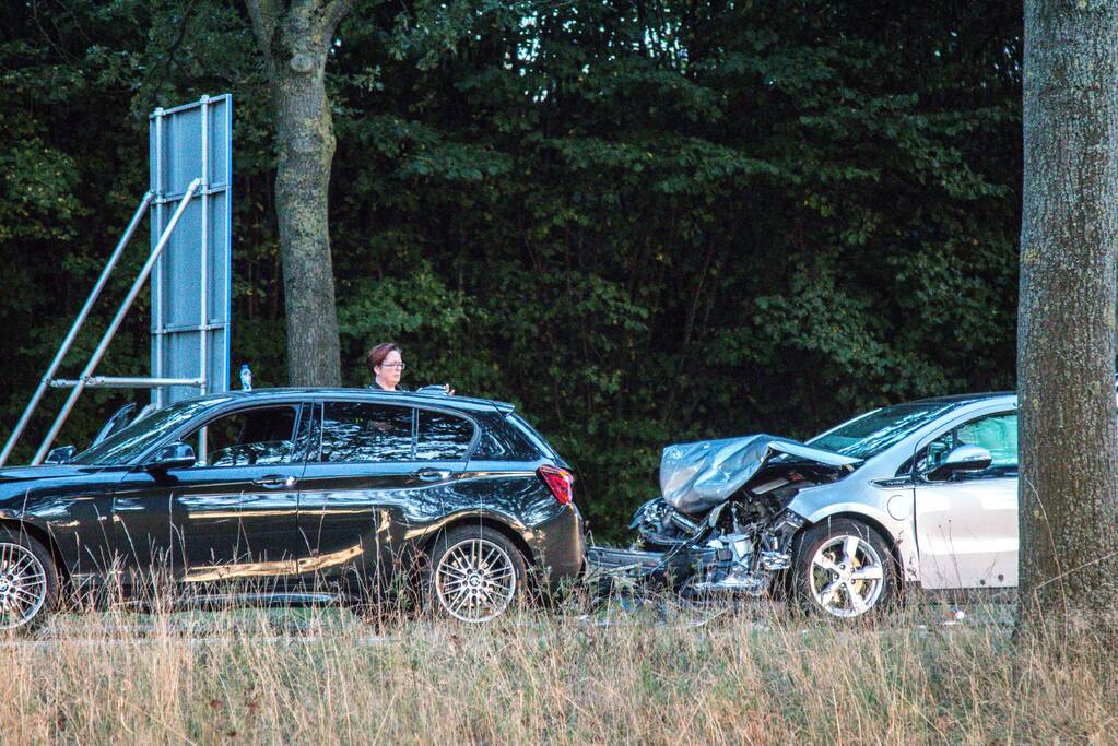 Meerdere voertuigen betrokken bij kop-staart botsing