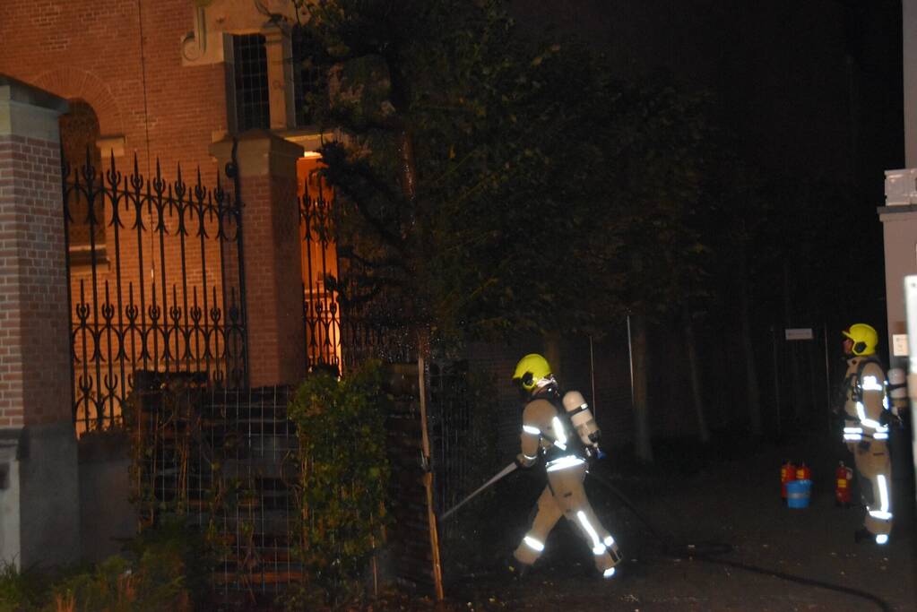 Brandweer blust buitenbrand