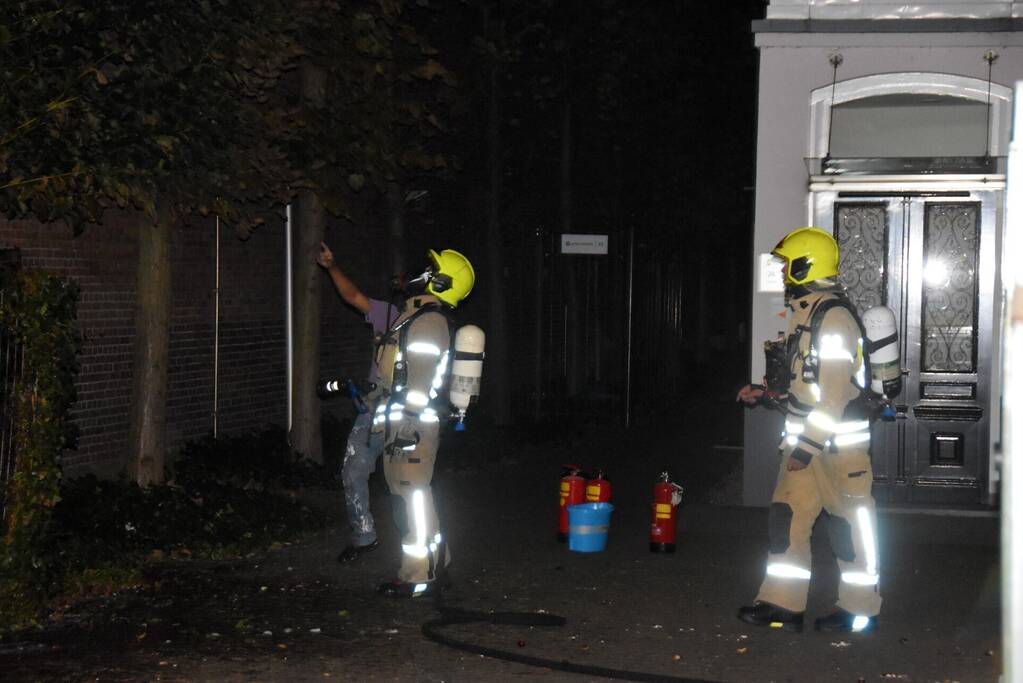Brandweer blust buitenbrand