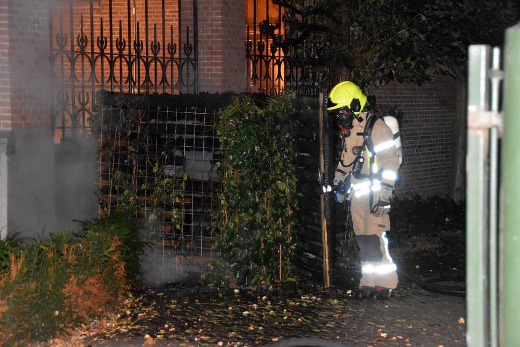 Brandweer blust buitenbrand