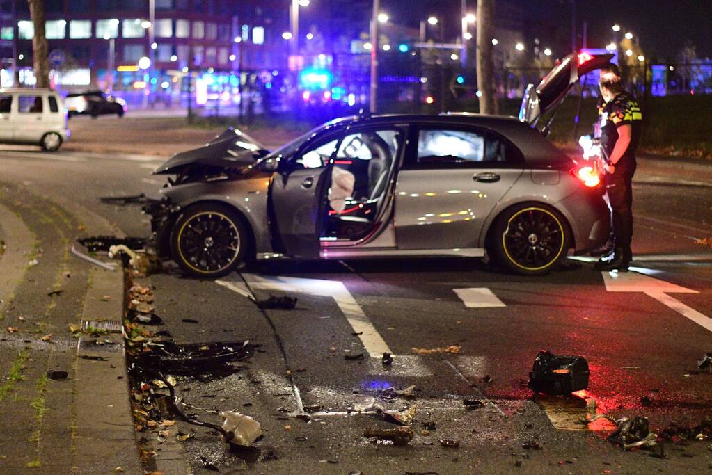 Bestuurder spoorloos na frontale aanrijding tegen boom