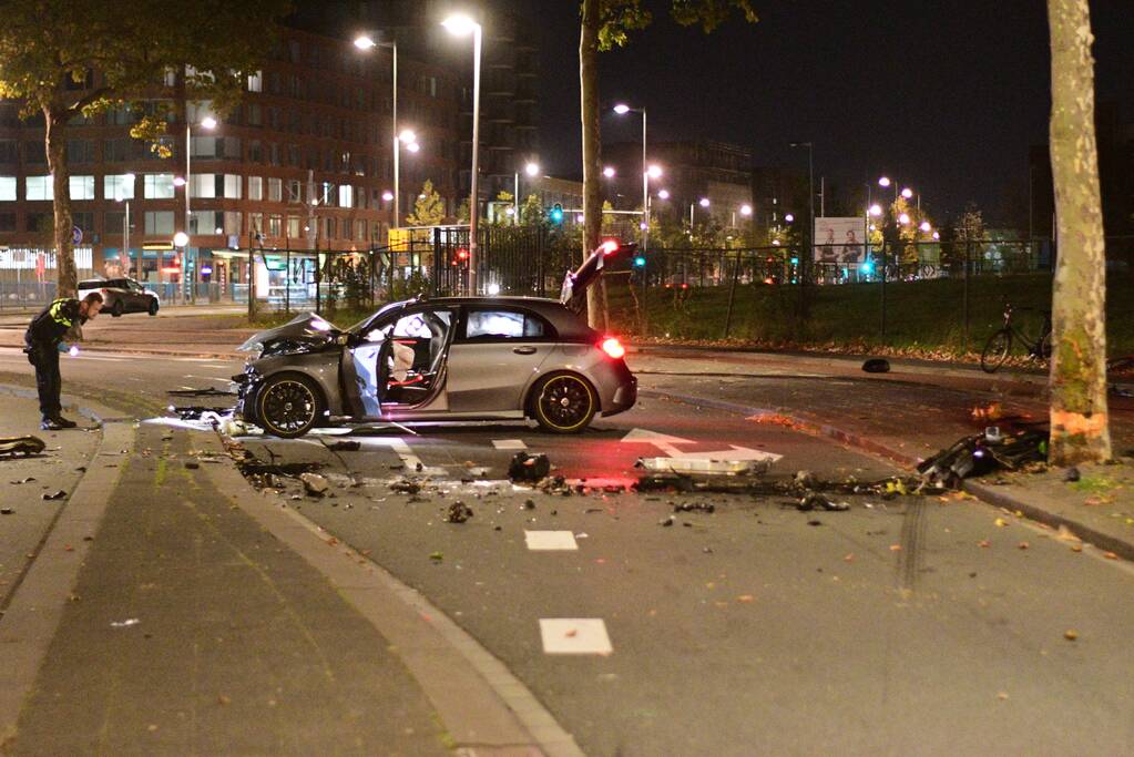 Bestuurder spoorloos na frontale aanrijding tegen boom