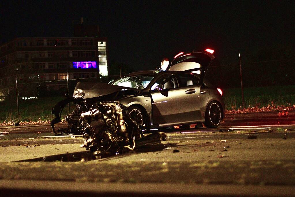 Bestuurder spoorloos na frontale aanrijding tegen boom