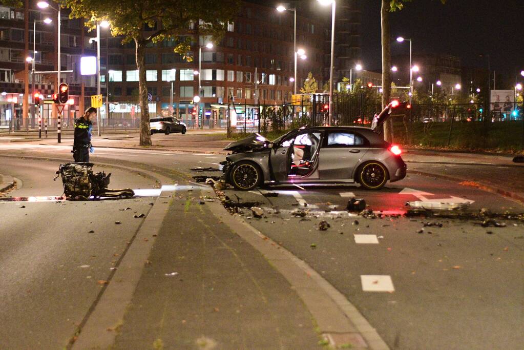 Bestuurder spoorloos na frontale aanrijding tegen boom