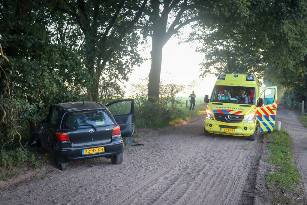 Auto raakt van zandpad en botst op boom