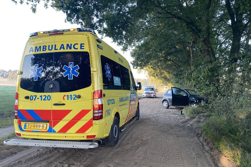 Auto raakt van zandpad en botst op boom