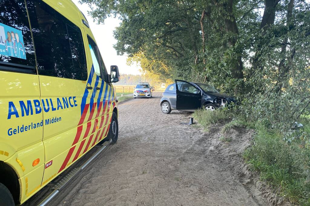 Auto raakt van zandpad en botst op boom