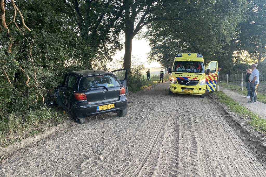 Auto raakt van zandpad en botst op boom