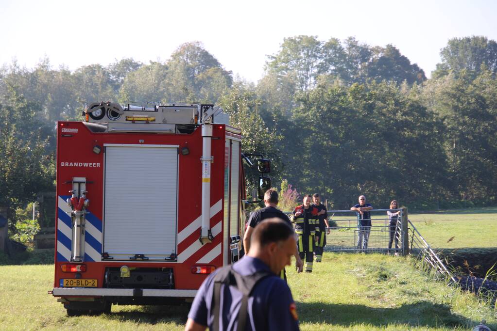Paard belandt in sloot en zit vast