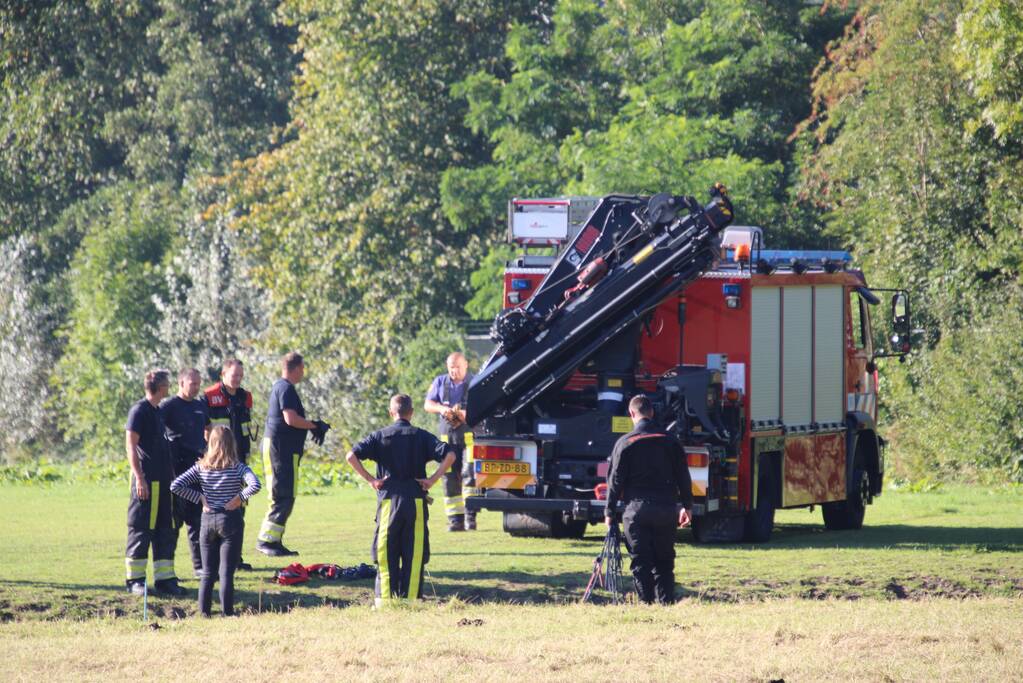 Paard belandt in sloot en zit vast