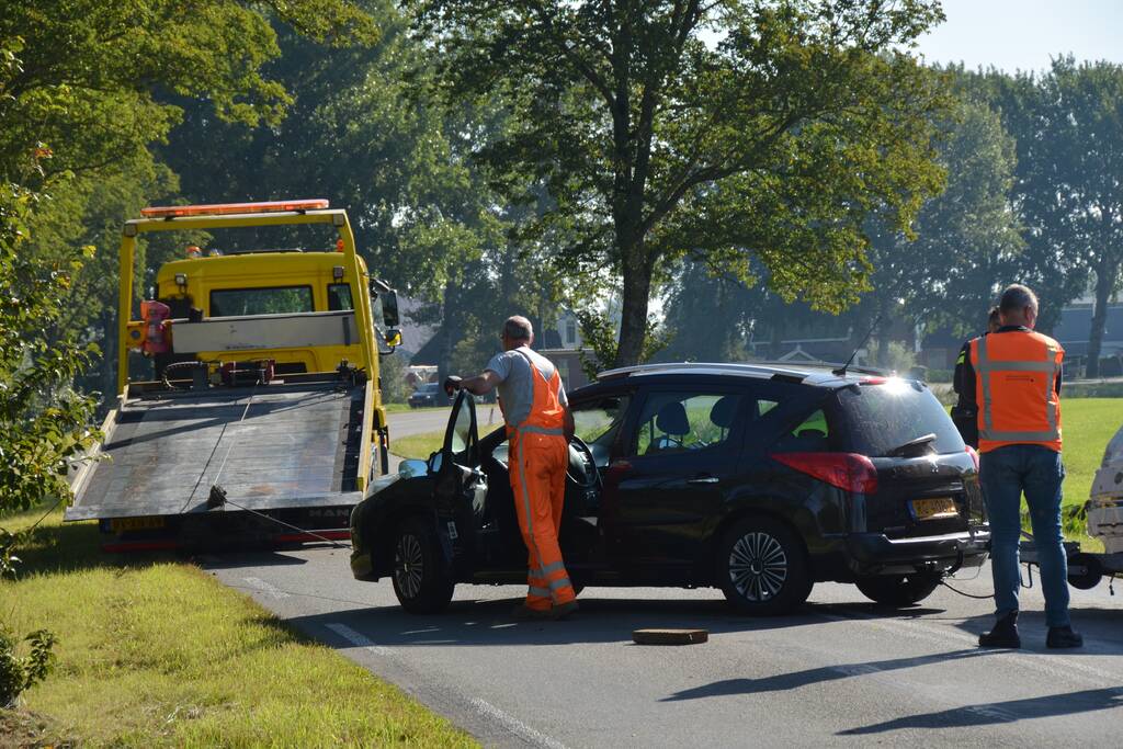 Auto met caravan raakt van de weg
