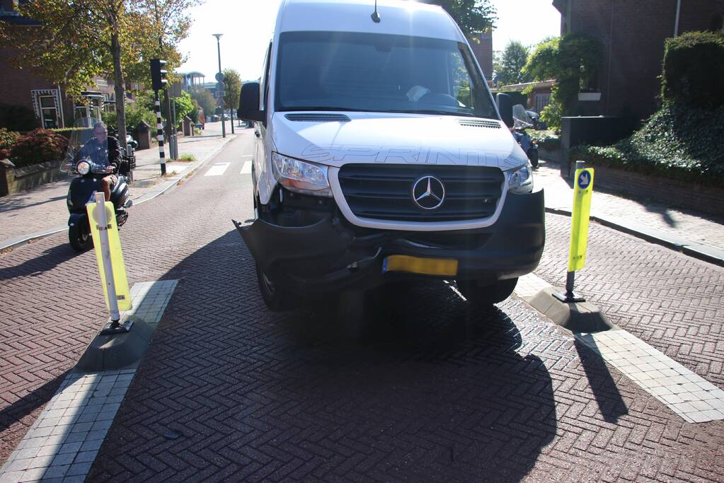 Bestelbus komt vast te zitten op paal van bussluis