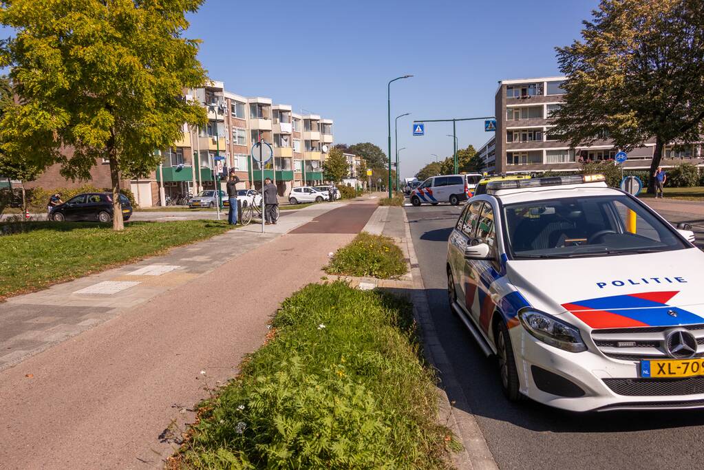 Twee auto's botsen op kruising