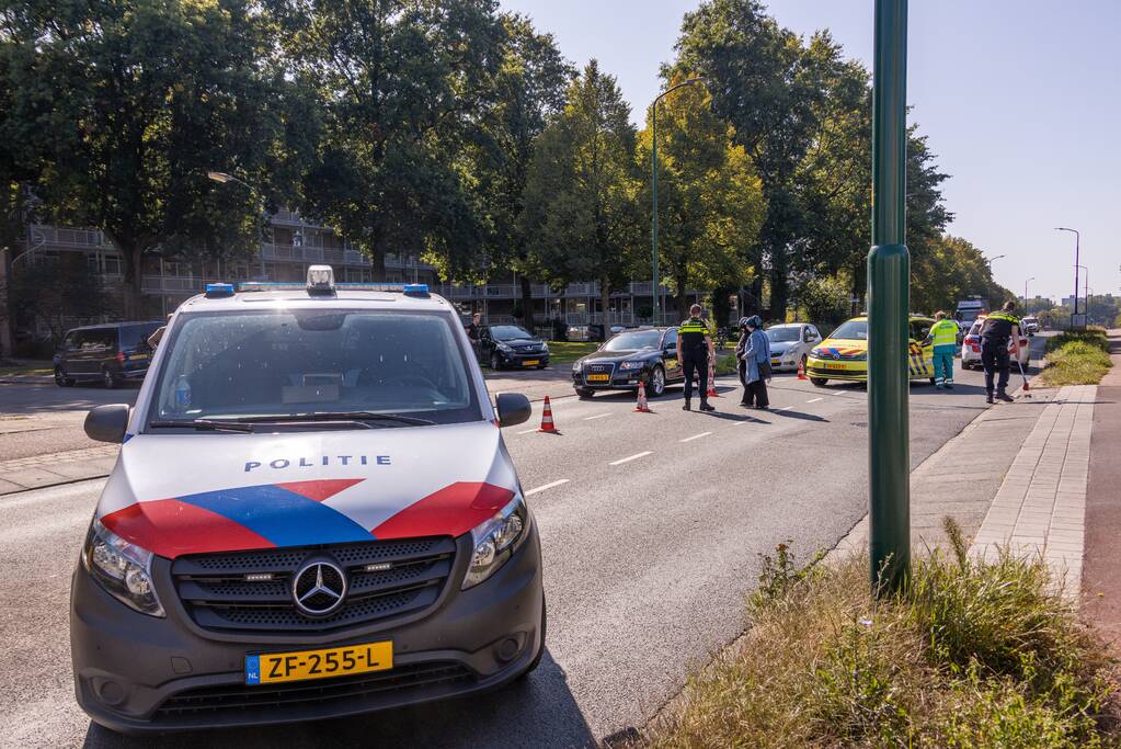 Twee auto's botsen op kruising