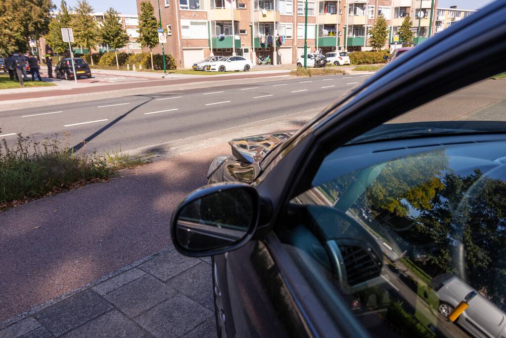 Twee auto's botsen op kruising