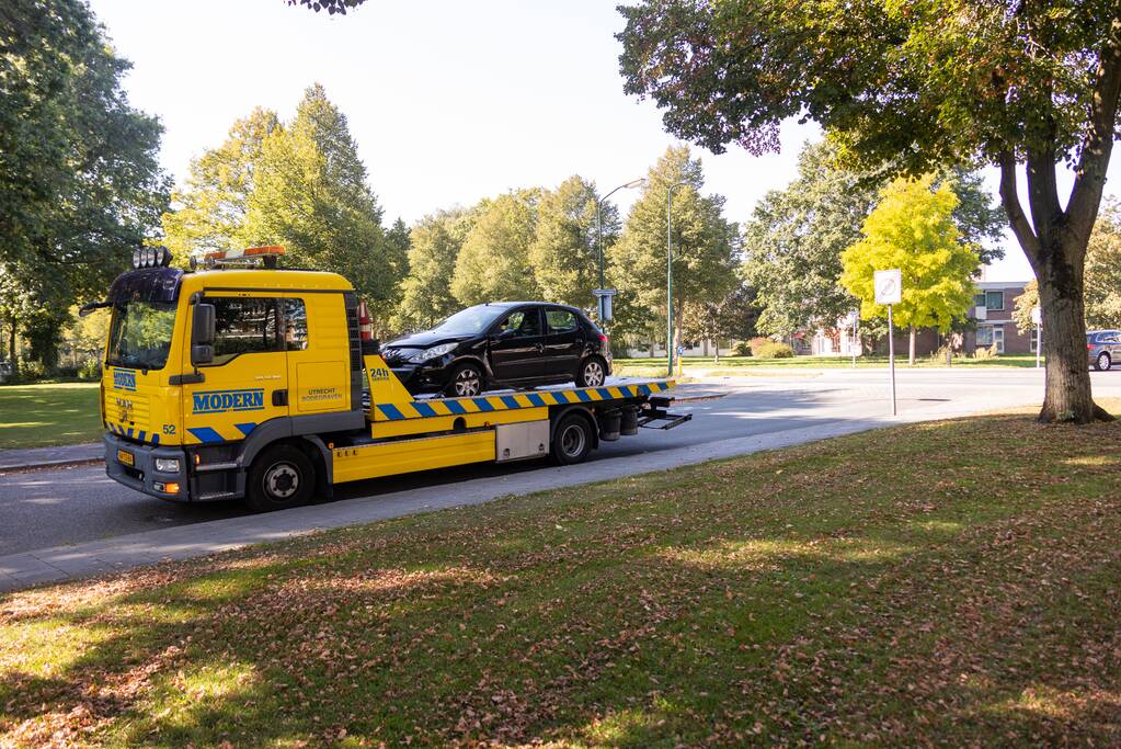 Twee auto's botsen op kruising