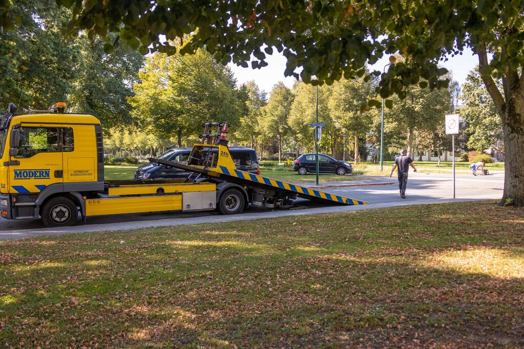 Twee auto's botsen op kruising