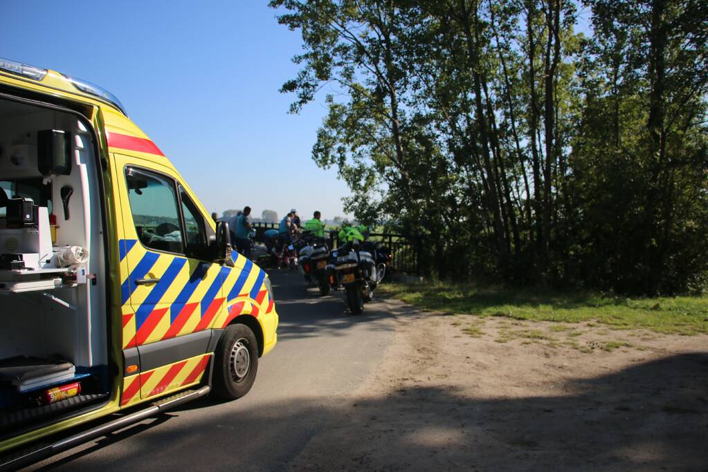 Scooterrijder knalt op brugleuning