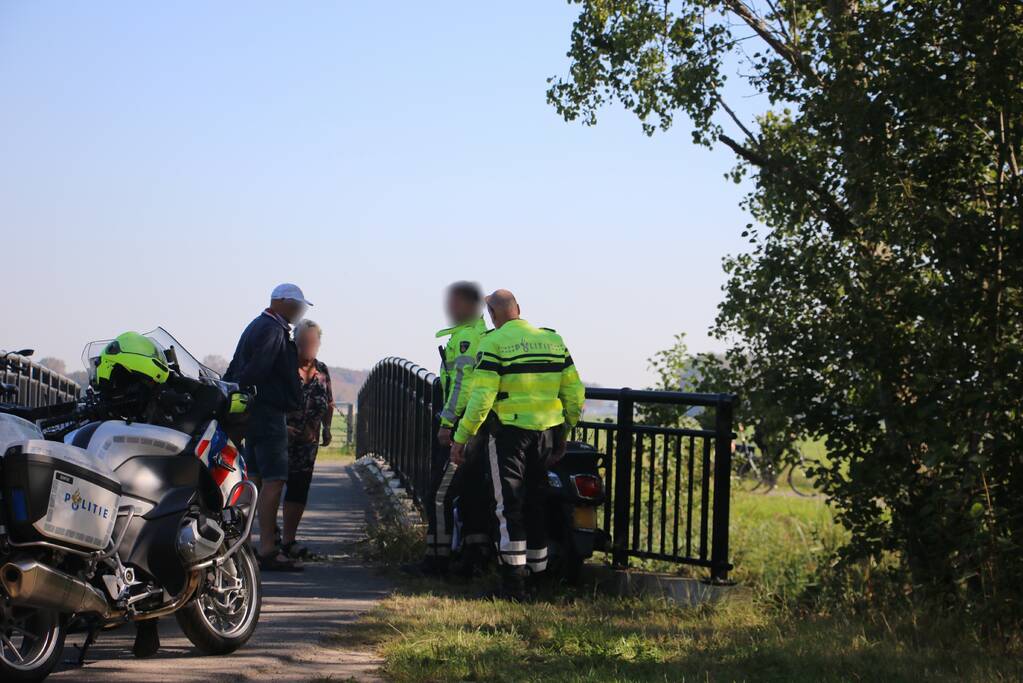 Scooterrijder knalt op brugleuning