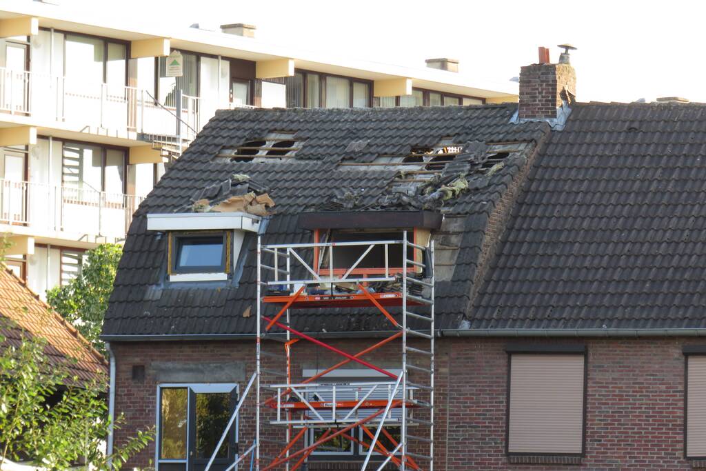 Vermoedelijk asbest vrijgekomen bij brand op dak van woning