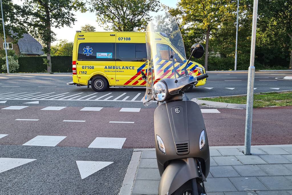 Scooterrijdster gewond na aanrijding