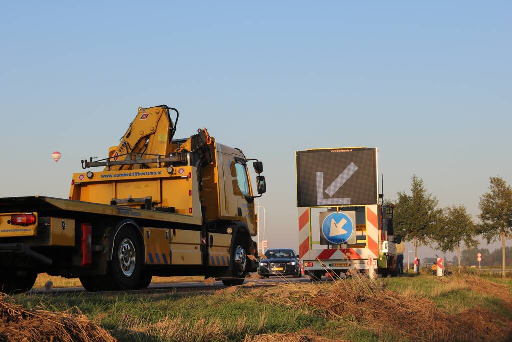 Automobilist raakt met auto van de weg belandt in sloot