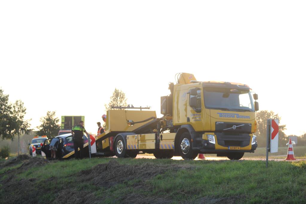Automobilist raakt met auto van de weg belandt in sloot