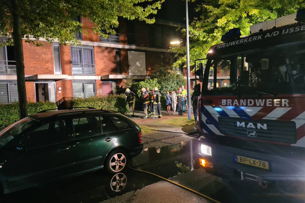 Personen en hond met klachten bij brand