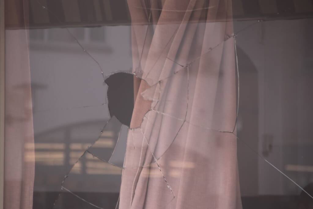 Onderzoek naar vernieling van ruit café Broadway