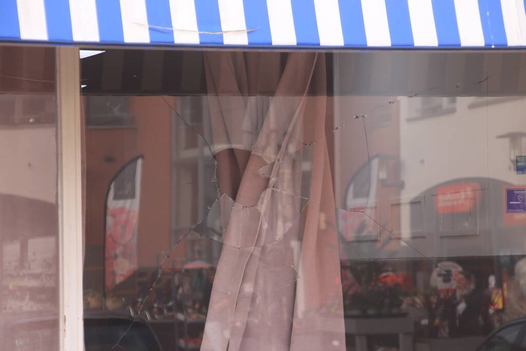 Onderzoek naar vernieling van ruit café Broadway