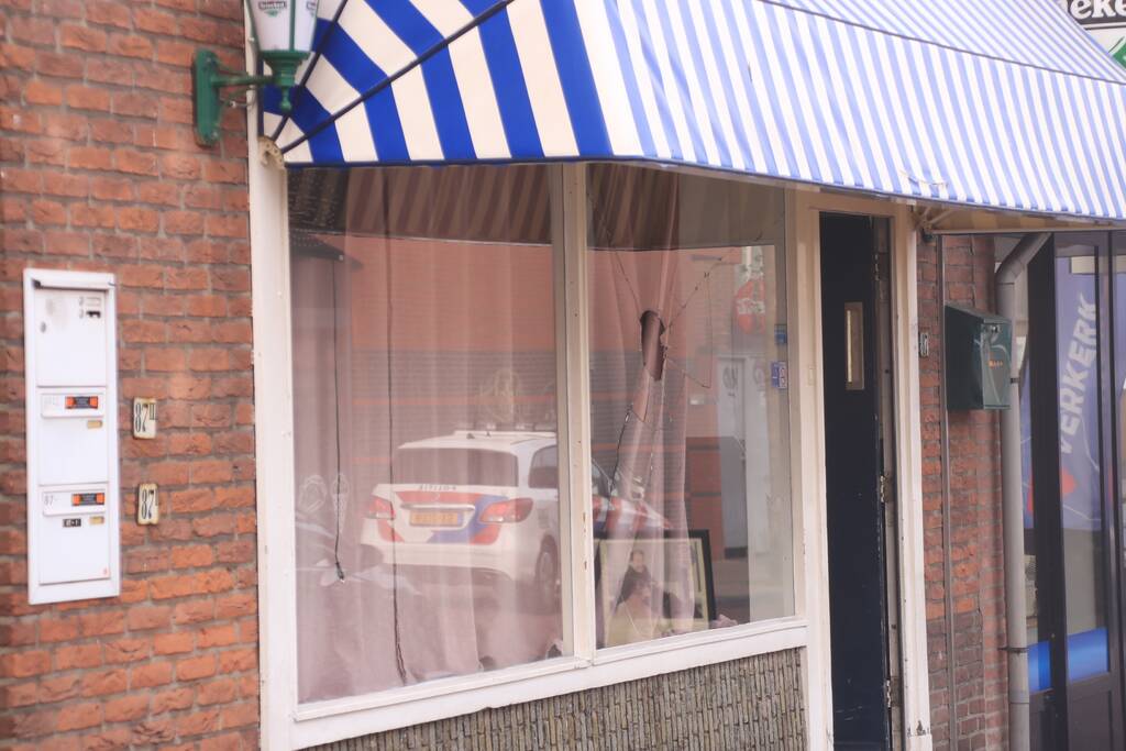 Onderzoek naar vernieling van ruit café Broadway