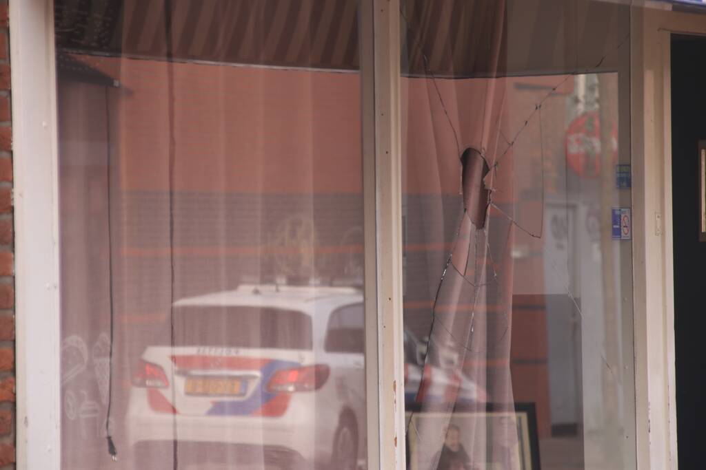 Onderzoek naar vernieling van ruit café Broadway