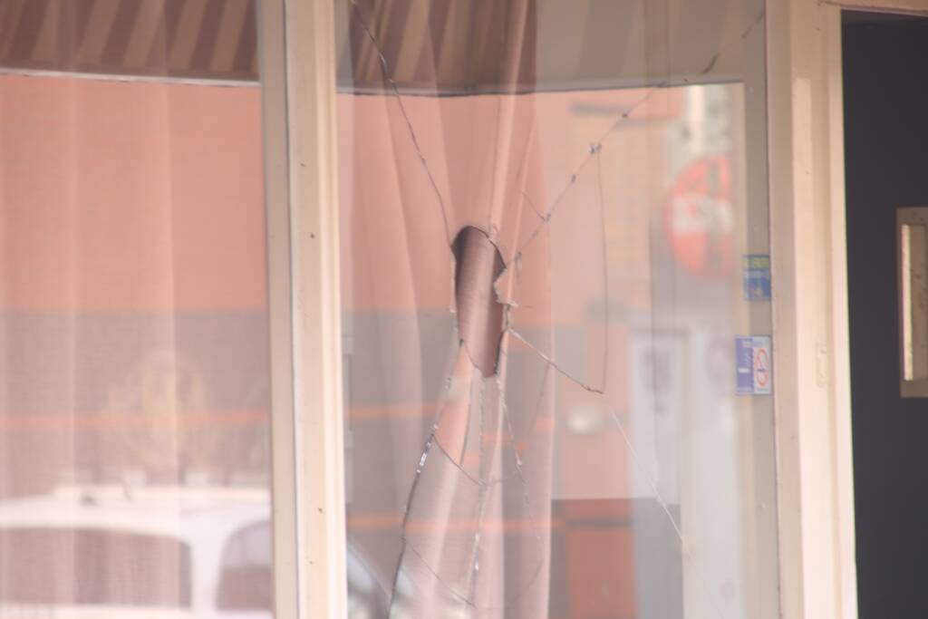 Onderzoek naar vernieling van ruit café Broadway