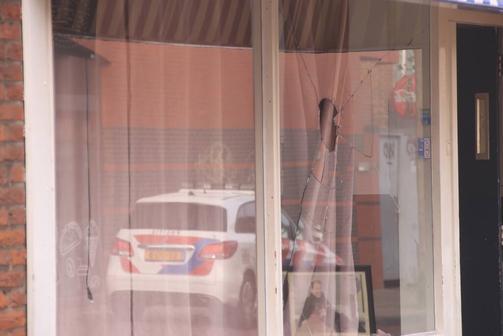 Onderzoek naar vernieling van ruit café Broadway