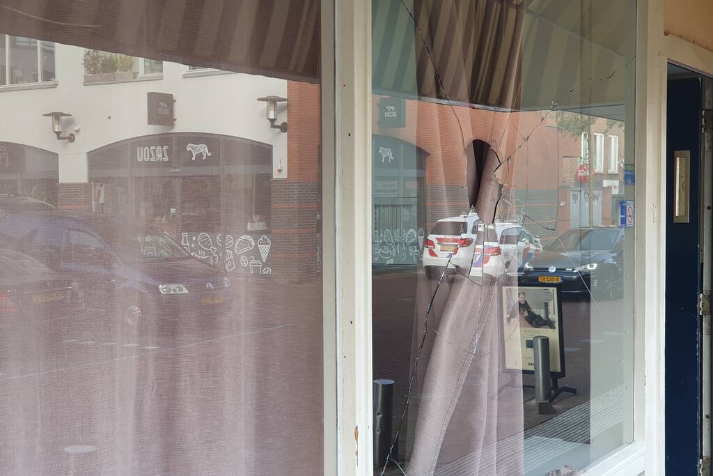 Onderzoek naar vernieling van ruit café Broadway