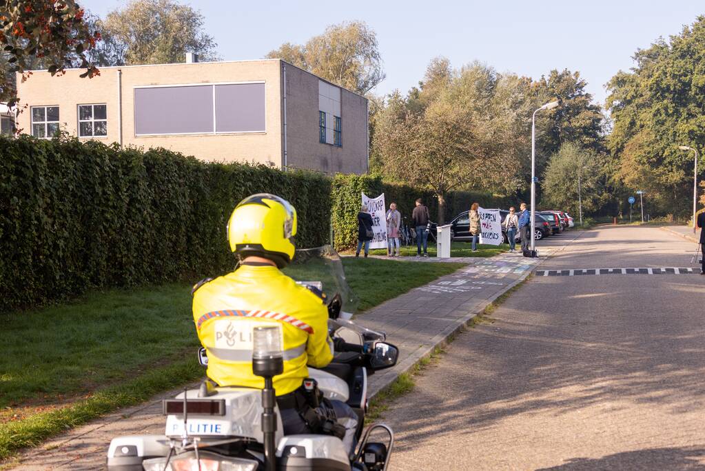 Viruswaarheid demonstreert tegen mondkapjes bij dependance Farel College