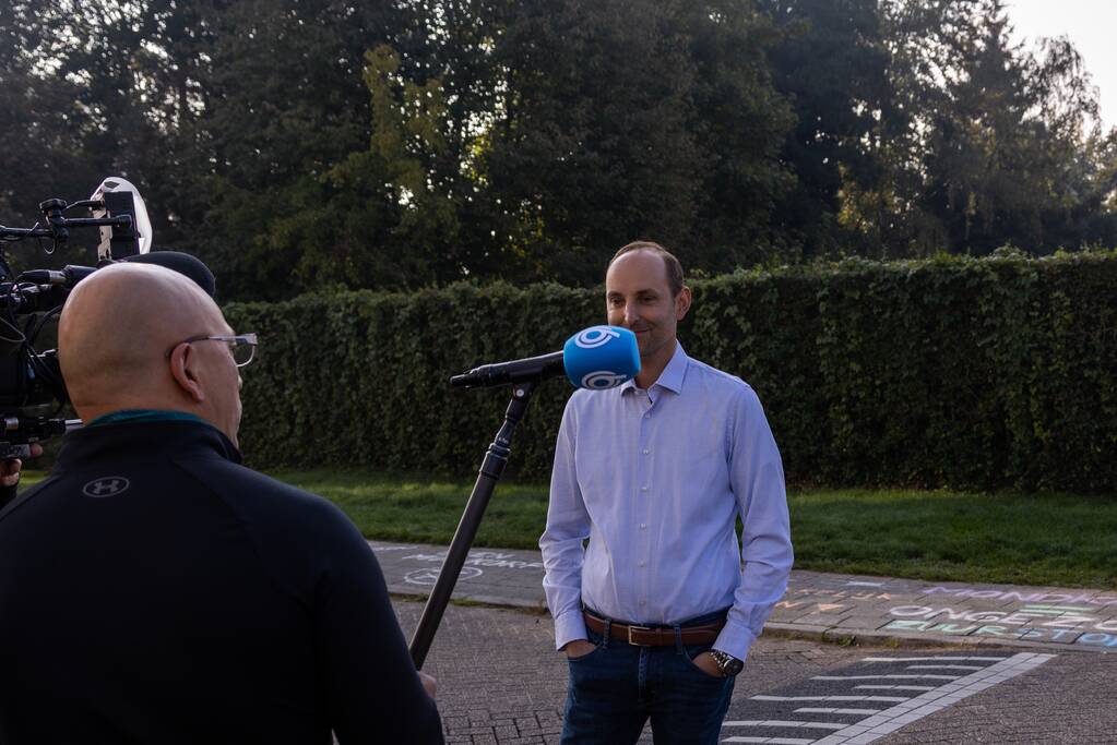 Viruswaarheid demonstreert tegen mondkapjes bij dependance Farel College