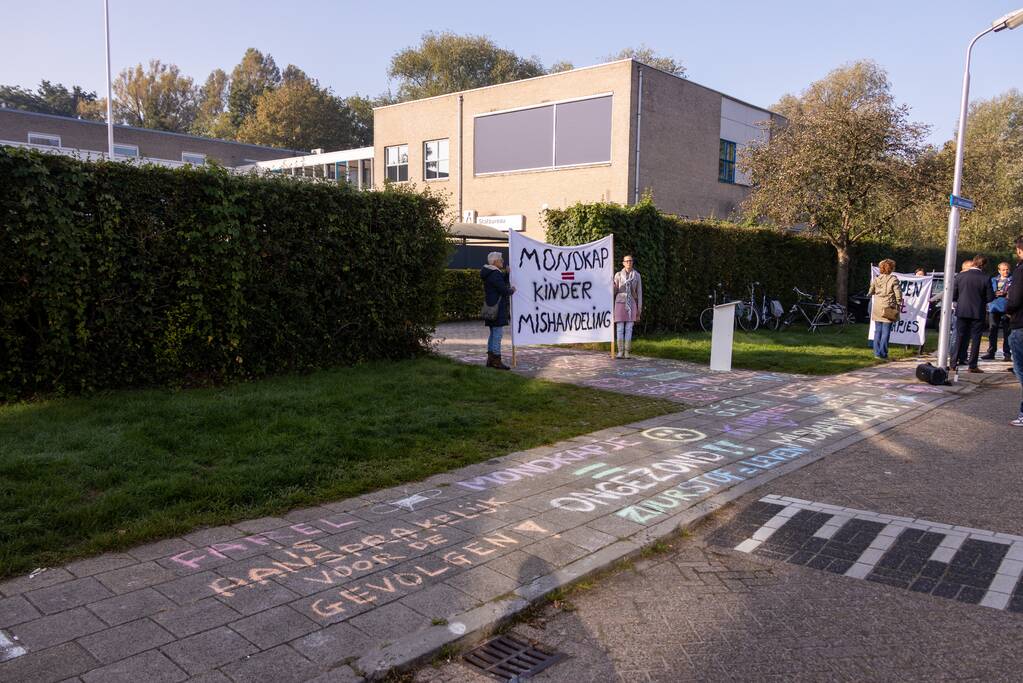 Viruswaarheid demonstreert tegen mondkapjes bij dependance Farel College