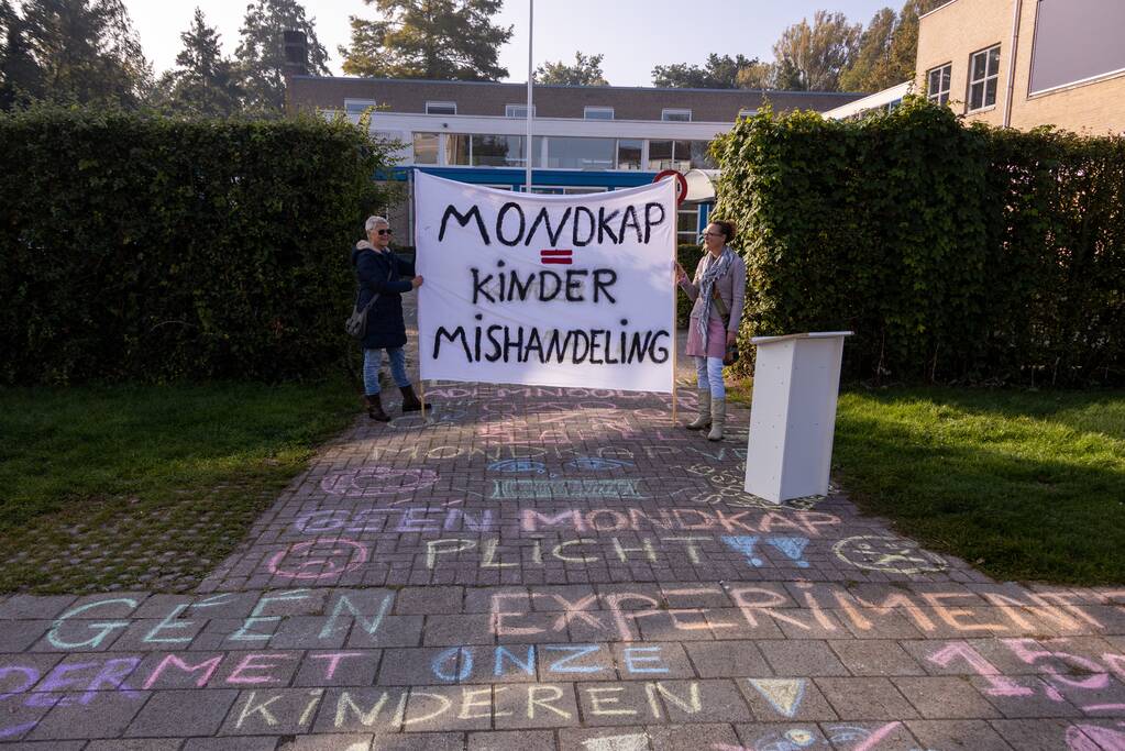 Viruswaarheid demonstreert tegen mondkapjes bij dependance Farel College